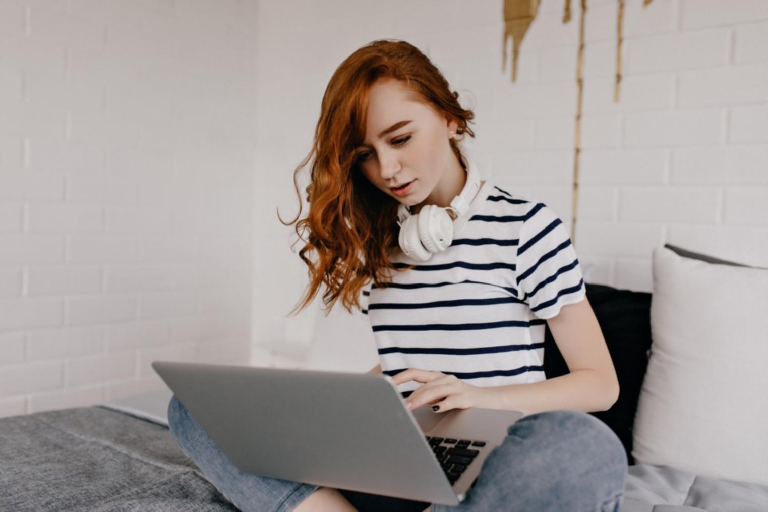 Espace de travail collaboratif avec tableaux d'analyse financière